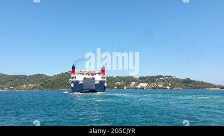 SKIATHOS, GRECIA - LUGLIO 2020: Express Skiathos traghetto da Hellenic Seaways compagnia di traghetti parte dal porto di Skiathos isola, Sporades, Gree Foto Stock