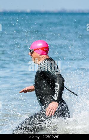 Brighton, Regno Unito. 26 Giugno 2021 UN nuotatore entra in acqua per il Brighton Swimming Club Pier to Pier Swim. Foto ©Julia Claxton Credit: Julia Claxton/Alamy Live News Foto Stock