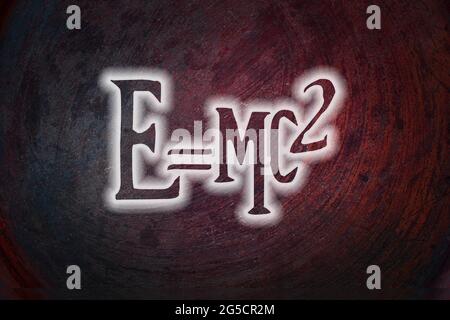 Albert Einsteins testo del concetto di formula fisica sullo sfondo Foto Stock