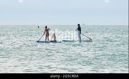 Brighton, Regno Unito. 26 giugno 2021. I paddle boarders godono del sole caldo a Brighton ma il tempo più unstabiled è previsto per i prossimi giorni nel Regno Unito: Credit Simon Dack / Alamy Live News Foto Stock