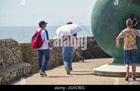 Brighton, Regno Unito. 26 giugno 2021. I visitatori godono del sole caldo a Brighton, ma il tempo più instabile è previsto per i prossimi giorni nel Regno Unito: Credit Simon Dack / Alamy Live News Foto Stock