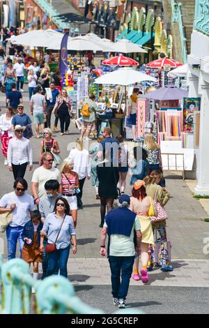 Brighton, Regno Unito. 26 giugno 2021. I visitatori godono del sole caldo sulla spiaggia di Brighton e sul lungomare, ma il tempo più instabile è previsto per i prossimi giorni nel Regno Unito: Credit Simon Dack / Alamy Live News Foto Stock