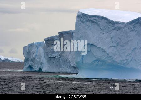Antartic Table iceberg nella baia di Marguerite, Penisola Antartica Foto Stock