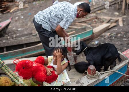 Ragamati, Bangladesh. 25 Giugno 2021. Si tratta di un mercato galleggiante di persone tribali provenienti da un'area remota dei tratti collinari di Ragamati. Questo luogo comunemente conosciuto come ‘SAMATA GHAT' . La gente tribale vende il loro prodotto ogni mattina presto al prezzo minimo in una base all'ingrosso. Qui il commerciante di barca intera deve comprare da un commerciante singolo. Questa gente tribale vive sul posto dove la barca è soltanto mezzi di comunicazione. Uomini d'affari provenienti da tutto il paese si sono riuniti qui per acquistare frutta fresca e altre verdure di stagione a prezzi ragionevoli. (Foto di Riben Dhar/Pacific Press) Credit: Pacific Press Media Production Foto Stock