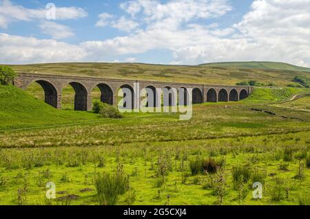 Il Garsdale Railway Viaduct è in uso e molto vicino alla stazione di Garsdale nel Western Yorkshire Dales, Cumbria Foto Stock