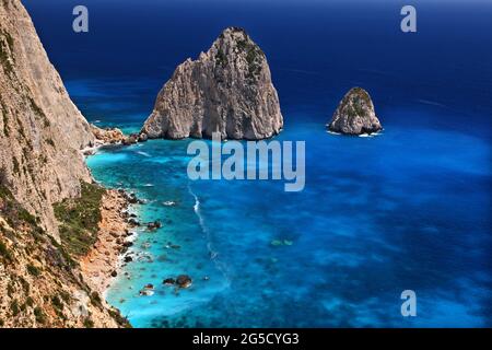 Mare con rocce affilate, sulla riva di Plakaki, nella parte occidentale dell'isola di Zante, conosciuta anche come Zante, nel Mar Ionio, in Grecia, in Europa Foto Stock