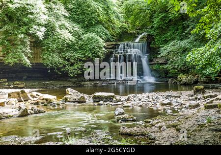 West Burton Waterfall West Burton a Bishopdale vicino a Wensleydale nel Yorkshire Dales National Park Foto Stock