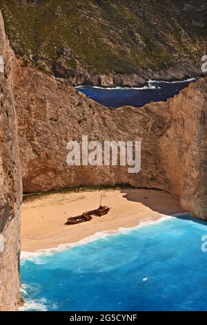 Zante, la famosa spiaggia 'Navagio' o 'Shipwreck', nel Mar Ionio, Grecia, Europa. Foto Stock