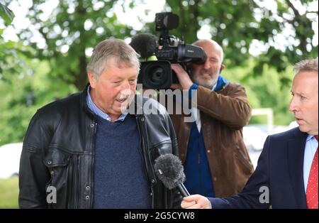 Il deputato del DUP Sammy Wilson arriva per la festa all'hotel Hilton a Templepatrick, Irlanda del Nord, dove il collegio elettorale del DUP ha approvato Sir Jeffrey Donaldson come il prossimo leader del partito. Data immagine: Sabato 26 giugno 2021. Foto Stock