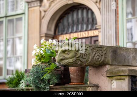 Gargoyle a Mariacka Street, la strada principale dello shopping di ambra e gioielli nella vecchia città anseatica di Danzica, Polonia. Foto Stock