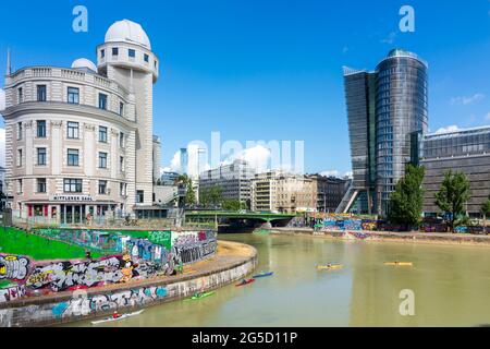 Wien, Vienna: fiume Donaukanal, pedalò, pagaia, edificio Urania (a sinistra), Uniqa Tower nel 03. Landstraße, Vienna, Austria Foto Stock