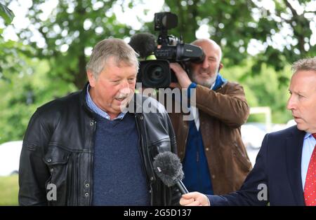 Il deputato del DUP Sammy Wilson arriva per la festa all'hotel Hilton a Templepatrick, Irlanda del Nord, dove il collegio elettorale del DUP ha approvato Sir Jeffrey Donaldson come il prossimo leader del partito. Data immagine: Sabato 26 giugno 2021. Foto Stock