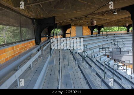 COOPERSTOWN, NEW YORK - 21 GIUGNO 2021: Posti a sedere presso la tribuna del Doubleday Field, parte della National Baseball Hall of Fame and Museum. Foto Stock