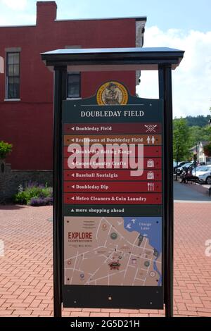 COOPERSTOWN, NEW YORK - 21 GIUGNO 2021: Cartello all'esterno del Doubleday Field, parte della National Baseball Hall of Fame Foto Stock