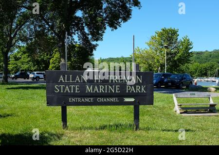 ITHACA, NEW YORK - 17 GIUGNO 2021: Cartello d'ingresso del canale all'Allan H Treman state Marine Park. Foto Stock