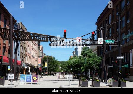 ITHACA, NEW YORK - 17 GIUGNO 2021: Ithaca Commons, un centro commerciale pedonale a due isolati nel quartiere commerciale conosciuto come Downtown Ithaca. Foto Stock