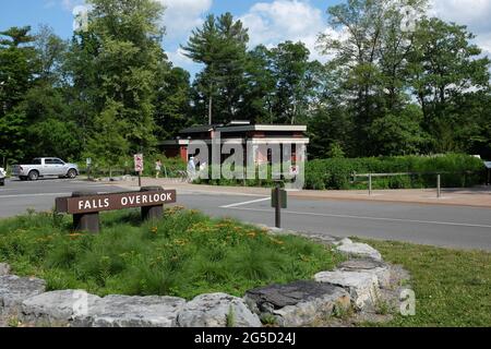 TRUMANSBURG, NEW YORK - 20 GIUGNO 2021: Il Centro visitatori alle Cascate Taughannock si affacciano. Foto Stock