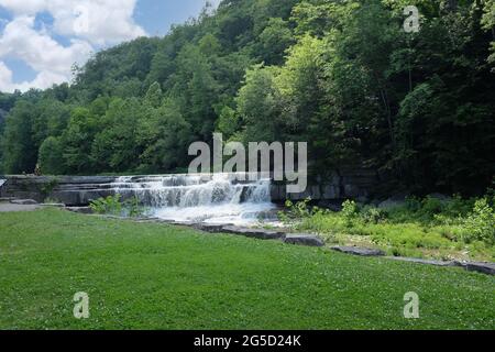 Le Lower Falls nel Taughannock Falls state Park vicino al lago Cayuga nel Finger Lakes District. Foto Stock