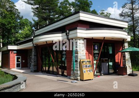 TRUMANSBURG, NEW YORK - 20 GIUGNO 2021: Il Centro visitatori alle Cascate Taughannock si affacciano. Foto Stock