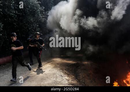 Gaza, la striscia di Gaza, la Palestina. 26 Giugno 2021. I giovani palestinesi frequentano un campo estivo militare organizzato dal movimento islamico Jihad, a Gaza, 26 giugno 2021. Credit: Mahmoud Issa/Quds Net News/ZUMA Wire/Alamy Live News Foto Stock