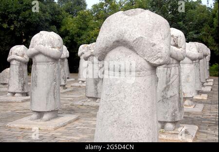 Mausoleo di Qianling, Provincia di Shaanxi, Cina. Il sito include la tomba di Wu Zetian, l'unica imperatore femminile della Cina. Statue senza testa di ambasciatori stranieri Foto Stock