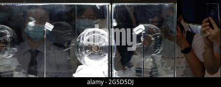 Hong Kong, Cina. 25 Giugno 2021. Il suolo lunare riportato dalla missione lunare cinese è in mostra al Centro Congressi ed Esposizioni di Hong Kong a Hong Kong, Cina meridionale, il 25 giugno 2021. Il campione è stato prelevato dalla luna nel dicembre 2020 dalla sonda lunare Chang'e-5, la prima collezione lunare di ritorno alla Terra in più di 40 anni. La sonda è tornata con 1,731 grammi di terreno lunare. PER ANDARE CON 'Lunar suolo in mostra a Hong Kong' Credit: Li Gang/Xinhua/Alamy Live News Foto Stock