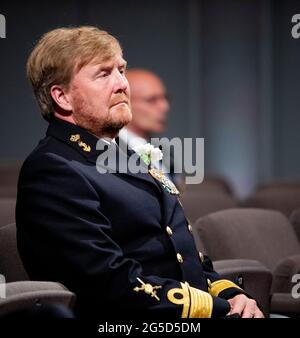 L'Aia, Paesi Bassi. 26 Giugno 2021. Re Willem-Alexander dei Paesi Bassi al Koninklijke Schouwburg di Den Haag, il 26 giugno 2021, per partecipare al Nederlandse Veteranendag (Dutch Veterans Day), il tributo annuale a tutti i veterani olandesi Credit: Albert Nieboer/Netherlands OUT/Point de Vue OUT/dpa/Alamy Live News Foto Stock