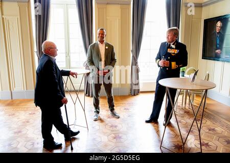 L'Aia, Paesi Bassi. 26 Giugno 2021. Re Willem-Alexander dei Paesi Bassi al Koninklijke Schouwburg di Den Haag, il 26 giugno 2021, per partecipare al Nederlandse Veteranendag (Dutch Veterans Day), il tributo annuale a tutti i veterani olandesi Credit: Albert Nieboer/Netherlands OUT/Point de Vue OUT/dpa/Alamy Live News Foto Stock