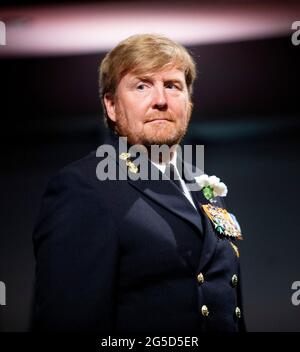 L'Aia, Paesi Bassi. 26 Giugno 2021. Re Willem-Alexander dei Paesi Bassi al Koninklijke Schouwburg di Den Haag, il 26 giugno 2021, per partecipare al Nederlandse Veteranendag (Dutch Veterans Day), il tributo annuale a tutti i veterani olandesi Credit: Albert Nieboer/Netherlands OUT/Point de Vue OUT/dpa/Alamy Live News Foto Stock