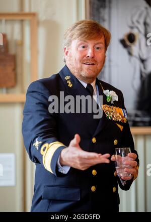 L'Aia, Paesi Bassi. 26 Giugno 2021. Re Willem-Alexander dei Paesi Bassi al Koninklijke Schouwburg di Den Haag, il 26 giugno 2021, per partecipare al Nederlandse Veteranendag (Dutch Veterans Day), il tributo annuale a tutti i veterani olandesi Credit: Albert Nieboer/Netherlands OUT/Point de Vue OUT/dpa/Alamy Live News Foto Stock