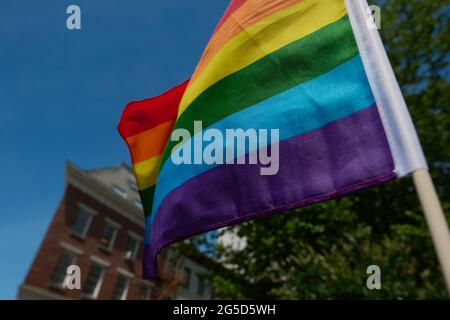 New York, New York, Stati Uniti. 25 Giugno 2021. Bandiere Rainbow Pride. Christoper Park, New York City. New York, New York 20210625 NEW Credit: Edna Leshowitz/ZUMA Wire/Alamy Live News Foto Stock