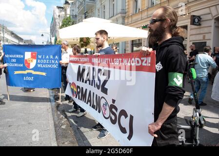 Varsavia, Polonia. 26 Giugno 2021. I membri del National Radical Camp (ONR) hanno un banner che recita ''normality March'' il 26 giugno 2021 a Lodz, Polonia. Una dozzina di persone provenienti da diversi gruppi nazionalisti hanno marciato attraverso la città in una contromondimostrazione chiamata ''marcia normalità'' per opporsi alla parata Pride che si svolge lo stesso giorno a Lodz. Credit: Aleksander Kalka/ZUMA Wire/Alamy Live News Foto Stock