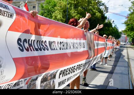 Vienna, Austria. 26 Giugno 2021. Manifestazione contro le ordinanze della corona del governo federale austriaco. Banner con l'iscrizione 'fine con fascismo Corona'. Credit: Franz PERC / Alamy Live News Foto Stock