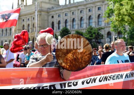 Vienna, Austria. 26 Giugno 2021. Manifestazione contro le ordinanze della corona del governo federale austriaco. Credit: Franz PERC / Alamy Live News Foto Stock