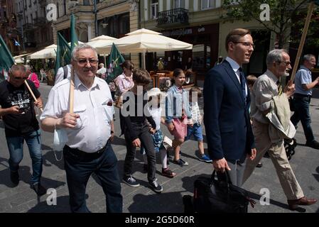 Varsavia, Polonia. 26 Giugno 2021. I bambini e i membri dei gruppi nazionalisti marciano durante una contromondimostrazione prima della sfilata dell'orgoglio di Lodz il 26 giugno 2021 a Lodz, Polonia. Una dozzina di persone provenienti da diversi gruppi nazionalisti hanno marciato attraverso la città in una contromondimostrazione chiamata ''marcia normalità'' per opporsi alla parata Pride che si svolge lo stesso giorno a Lodz. Credit: Aleksander Kalka/ZUMA Wire/Alamy Live News Foto Stock