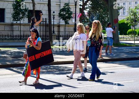 Vienna, Austria. 26 Giugno 2021. Manifestazione contro le ordinanze della corona del governo federale austriaco. Scheda con l'iscrizione 'Nessuna vaccinazione obbligatoria'. Credit: Franz PERC / Alamy Live News Foto Stock