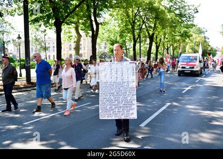 Vienna, Austria. 26 Giugno 2021. Manifestazione contro le ordinanze della corona del governo federale austriaco. Credit: Franz PERC / Alamy Live News Foto Stock