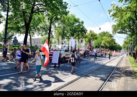 Vienna, Austria. 26 Giugno 2021. Manifestazione contro le ordinanze della corona del governo federale austriaco. Credit: Franz PERC / Alamy Live News Foto Stock