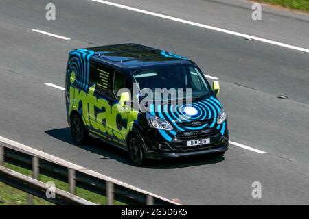 Un nero LCV Ford Transit Custom 290 Sport Panel Van Diesel sulla M6 autostrada vicino Preston a Lancashire, Regno Unito Foto Stock