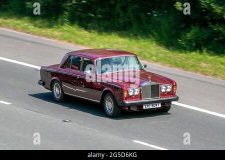 Rolls Royce 1979 SILVER SHADOW II Red benzina sulla M6 autostrada vicino Preston a Lancashire, Regno Unito Foto Stock