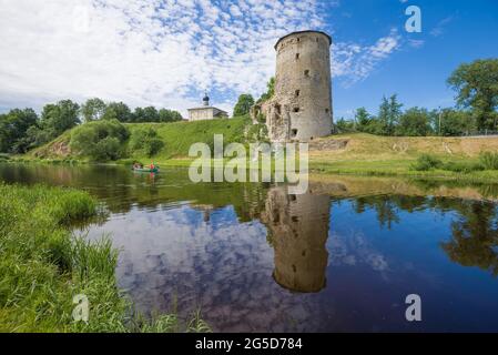 Giornata di sole di giugno sul fiume Pskova. Pskov, Russia Foto Stock