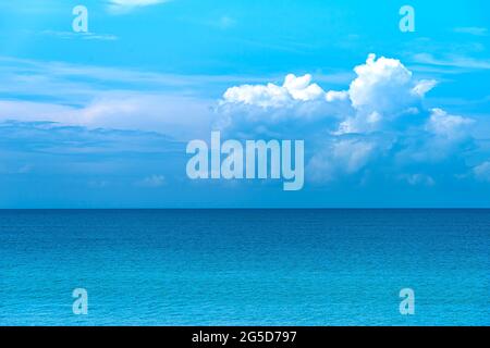 Oceano Pacifico blu visto dalla spiaggia di Santa Clara sulla costa pacifica a Panama Foto Stock