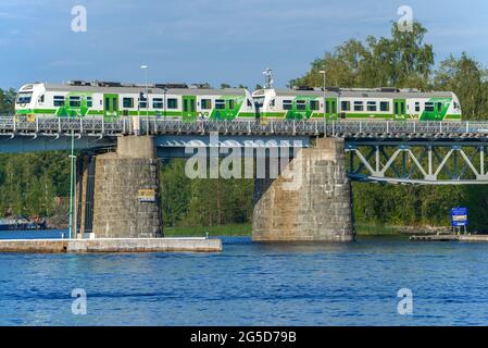 SAVONLINNA, FINLANDIA - 24 LUGLIO 2018: Treno suburbano sul ponte ferroviario sullo stretto di Kyurensalmi in un giorno di sole luglio Foto Stock