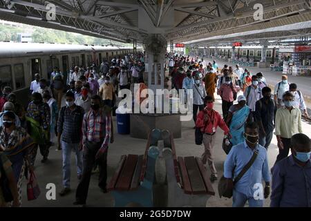 Chennai, India. 25 Giugno 2021. (6/25/2021) i passeggeri che si fermano alla stazione ferroviaria locale dopo il pubblico sono autorizzati a viaggiare in treni suburbani a seguito di un allentamento delle restrizioni di blocco imposte per frenare la diffusione del Coronavirus Covid-19 a Chennai. (Foto di Sri Loganathan Velmurugan/Pacific Press/Sipa USA) Credit: Sipa USA/Alamy Live News Foto Stock