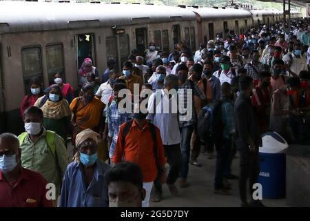 Chennai, India. 25 Giugno 2021. (6/25/2021) i passeggeri che si fermano alla stazione ferroviaria locale dopo il pubblico sono autorizzati a viaggiare in treni suburbani a seguito di un allentamento delle restrizioni di blocco imposte per frenare la diffusione del Coronavirus Covid-19 a Chennai. (Foto di Sri Loganathan Velmurugan/Pacific Press/Sipa USA) Credit: Sipa USA/Alamy Live News Foto Stock