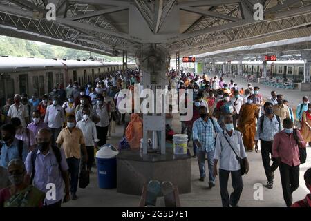 Chennai, India. 25 Giugno 2021. (6/25/2021) i passeggeri che si fermano alla stazione ferroviaria locale dopo il pubblico sono autorizzati a viaggiare in treni suburbani a seguito di un allentamento delle restrizioni di blocco imposte per frenare la diffusione del Coronavirus Covid-19 a Chennai. (Foto di Sri Loganathan Velmurugan/Pacific Press/Sipa USA) Credit: Sipa USA/Alamy Live News Foto Stock
