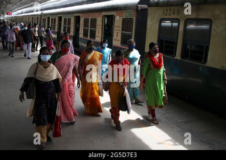 Chennai, India. 25 Giugno 2021. (6/25/2021) i passeggeri che si fermano alla stazione ferroviaria locale dopo il pubblico sono autorizzati a viaggiare in treni suburbani a seguito di un allentamento delle restrizioni di blocco imposte per frenare la diffusione del Coronavirus Covid-19 a Chennai. (Foto di Sri Loganathan Velmurugan/Pacific Press/Sipa USA) Credit: Sipa USA/Alamy Live News Foto Stock