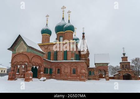 L'antica chiesa di Giovanni Crisostomo a Korovniki in un giorno di gennaio cupo. Yaroslavl, anello d'oro della Russia Foto Stock