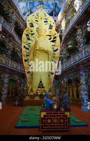 Vassoio MIT, VIETNAM - 27 dicembre 2015: scultura del Bodhisattva Avalokiteshvara (Dea della Misericordia) in Chua Linh Phuoc tempio buddista Foto Stock