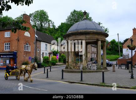 Mountsorrel, Leicestershire, Regno Unito. 26 giugno 2021. Un pony e una trappola sono guidati attraverso il villaggio durante la Fiera del Cavallo di Betty Hensers. La polizia del Leicestershire e il Charnwood Borough Council stanno collaborando per offrire assistenza e supporto agli organizzatori in caso di dubbi sulle possibili violazioni delle normative del Covid-19 e sull'impatto sulle comunità locali. Credit Darren Staples/Alamy Live News. Foto Stock